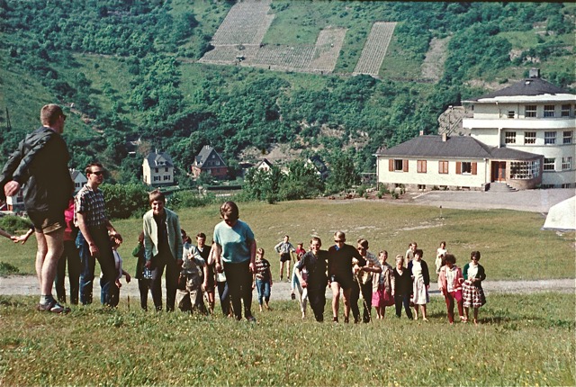 1962 Fahrt an den Rhein: Bei der Jugendherberge Lorch