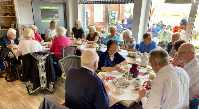 Kaffee und Kuchen im Flugplatz-Restaurant