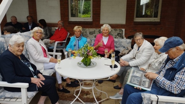 Am runden Tisch: Elske, Edith, Hanne-Wera, Heike, Helga, Rosi, Rudolf 