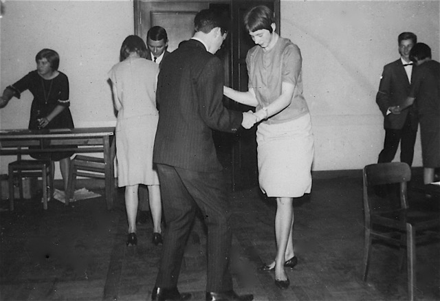 1962 Klassenfest:  Bärbel und Hans beim Tanz