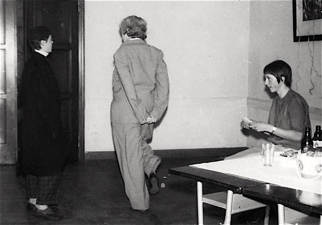 1962 Klassenfest:  Sketch mit Erika und Adelinde, Bärbel souffliert