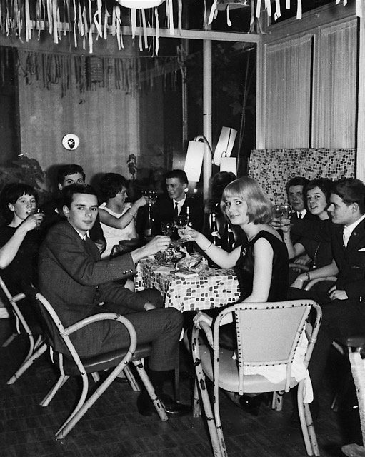 1963 Abschlussfest: Bärbel, Herbert, Adelinde, Walter, Helma; rechts: Hans, Ursula, Lothar