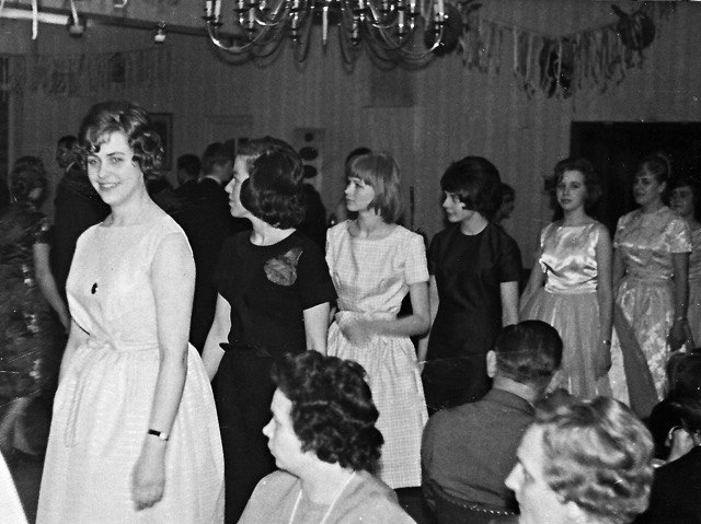 1963 Abschlussfest: Défilée frisch frisierter Damen